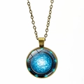 Detailansicht der Stargate Atlantis Glashalskette mit Bronzekette und blauem Wirbelmuster - Bronze