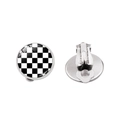 Dettaglio degli orecchini a clip a scacchi bianchi e neri con retro in metallo argento - Bianco e Nero Classico Scacchiera