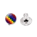Dettaglio di orecchini a clip in metallo argentato con motivi a scacchi arcobaleno - Griglia Pixel Arcobaleno