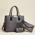 Détail de la texture motif lézard sur l'ensemble de sacs gris avec ferrures en bronze - Gris