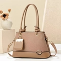 Dettaglio borsa patchwork con trama intrecciata e logo K dorato su supporto di pietra - 24cmx11cmx17cm / Cachi Scuro