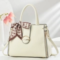 Sac à main beige rayé chic avec détails dorés et foulard pied-de-poule décoratif - Blanc Cassé