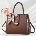 Sac à main marron à rayures avec foulard pied-de-poule et finitions dorées - Café