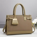 Détail du sac à main professionnel tissé vert olive avec anses en cuir et mini bijou - 33x12x23cm / vert olive