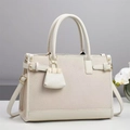 Sac à main beige élégant avec texture tissée, détails cuir et finitions dorées - 33x12x23cm / Blanc Cassé