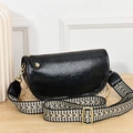 Schwarze Vintage-Satteltasche aus strukturiertem Leder mit breitem gewebtem Schultergurt - Schwarz