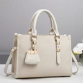 Elegante borsa a secchiello in tela crema con manici in pelle e mini ciondolo - Bianco Sporco