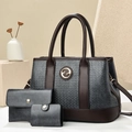 Detailansicht graues Handtaschen-Set mit Lederbesatz und goldenem G-Logo-Detail - Grau