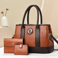 Dreiteiliges braunes Handtaschen-Set aus strukturiertem Kunstleder mit Webmuster - Erdgelb