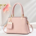 Rosafarbene Handtasche mit Makronen-Textur, goldenen V-Beschlägen und kleinem Anhänger - Rosa
