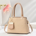 Beige gewebte Handtasche mit braunen Griffen und goldenem V-Logo im Minimalist-Stil - Hellbeige