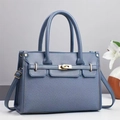 Blaue Handtasche aus Canvas und Leder mit goldenem Verschluss und dekorativen Lilien - Blau
