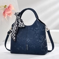 Bolso azul marino con textura de serpiente, placa de metal y pañuelo de seda decorativo - Azul