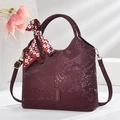 Bolso tipo cubo burdeos de piel con relieve de serpiente, pañuelo de seda y correa ajustable - Granate