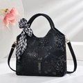 Elegante bolso negro con patrón de escamas, pañuelo de cuadros y detalles dorados - Negro