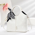 Bolso de cubo blanco con patrón de serpiente para mujer y acabado perlado - Blanco Roto