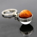 Vista macro di un portachiavi a pianeta in vetro arancione con anello in metallo argento - Marte (JY005177-1)