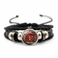 Detalle de pulsera de cuero trenzado de bombero con dije de cristal de cruz de Malta - Estilo de Honor de la Cruz de Malta del Bombero (JY005118-1)