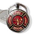 Makroaufnahme von Silber Feuerwehr-Schlüsselanhänger mit Glaskuppel und Emblem - Feuerwehr Rettungsabzeichen Stil (JY005136-1)