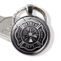 Detailaufnahme eines silbernen Feuerwehr-Schlüsselanhängers mit Glaskuppel und Emblem - Feuerwehremblem Stil (JY005136-2)
