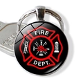 Detailaufnahme eines silbernen Feuerwehr-Schlüsselanhängers mit rotem Malteserkreuz-Logo - Feuerwehrelemente Stil (JY005136-4)