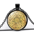 Vue macro du collier sceau de l'archange avec cadre en métal noir et motifs mystiques - Cercle Magique Douze Anges Fond Or (JY005095-5)