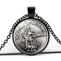 Gros plan du pendentif Saint Michel en relief avec chaîne noire et gravure détaillée - Saint Michel Terrassant le Démon Relief Tout Argent (JY005095-6)