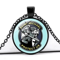 Pendentif Saint-Michel Archange avec gemme en verre bleu et monture en métal noir - Saint Michel Épée et Bouclier Fond Bleu (JY005095-8)