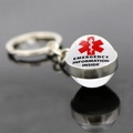 Macro-opname van de noodinformatie sleutelhanger met rood Star of Life medisch symbool - Noodinformatie Binnenin (JY005230-1)
