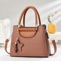 Sac à main en toile marron avec détails en cuir et logo doré au design sophistiqué - 25cm x 12cm x 19cm / Jaune Terre