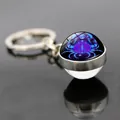 Vue macro d'un porte-clés zodiaque Cancer avec une boule de verre bleue lumineuse et polie - Cancer