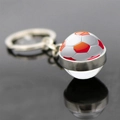 Vue macro d'un porte-clés en verre de football avec chaîne en métal argenté poli - Style Football Orange et Blanc (JY005223-4)