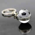 Macro d'un porte-clés cabochon de football avec base en métal argenté et anneau rond - Style Football Noir et Blanc (JY005223-5)
