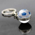 Vue détaillée du porte-clés football en verre double face avec finition métal argenté - Style Football Bleu et Blanc (JY005223-6)