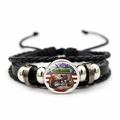 Gros plan du bracelet en cuir multicouche avec breloque moto vintage garage rétro - Style Motard Garage (JY005240-7)