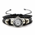 Détail d'un bracelet multicouche en cuir avec emblème Route 66 et perles au style vintage - Style Identifiants de Route d'État (JY005240-13)