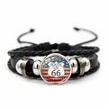 Détail du bracelet multicouche en cuir vintage avec cabochon en verre US Route 66 - Style Bouclier Étoilé (JY005240-17)
