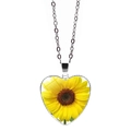 Dettaglio del ciondolo a cuore in vetro con girasole e catena argento su fondo bianco - Stile Girasole 11(JY005490-11)