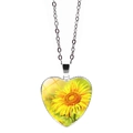 Dettaglio del ciondolo a forma di cuore con girasole in vetro su catena a maglie - Stile Girasole 13(JY005490-13)