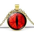 Makroansicht der Vintage-Halskette mit rotem Drachenauge und bronzener Fassung - Rotes Böses Auge (JY005357-3)