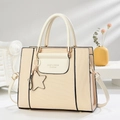 Sac à main chic en patchwork beige avec bandoulière réglable et breloque en étoile - Blanc Cassé