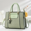 Détail du sac à main vert pastel tissé avec bandoulière en cuir et charm en étoile - Vert