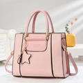 Sac bandoulière rose pastel avec breloque étoile sur fond décoratif élégant - Rose