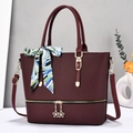 Bolso tipo cubo burdeos de moda con rayas de colores y detalle de pañuelo de seda decorativo - Granate