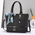 Bolso tote negro texturizado con colgantes florales de metal y un elegante pañuelo de seda - Negro