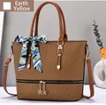 Dettaglio della borsa a secchiello giallo terra con trama intrecciata e foulard in seta - Giallo Terra