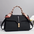 Borsa a tracolla nera strutturata con trama diagonale e foulard in seta sul manico - 29cmx10.5cmx18cm / Nero
