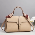 Dettaglio borsa in paglia con chiusura dorata e nastro di seta floreale sul manico - 29cmx10.5cmx18cm / Cachi