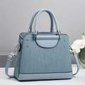 Sac à main élégant en cuir gaufré bleu clair avec rivets argentés et bandoulière amovible - 25*11*21 / Bleu