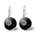 Dettaglio orecchini a monachella con cabochon in vetro e motivo a soffione - Stile Dente di Leone Bianco Sfondo Nero (JY005428-1)